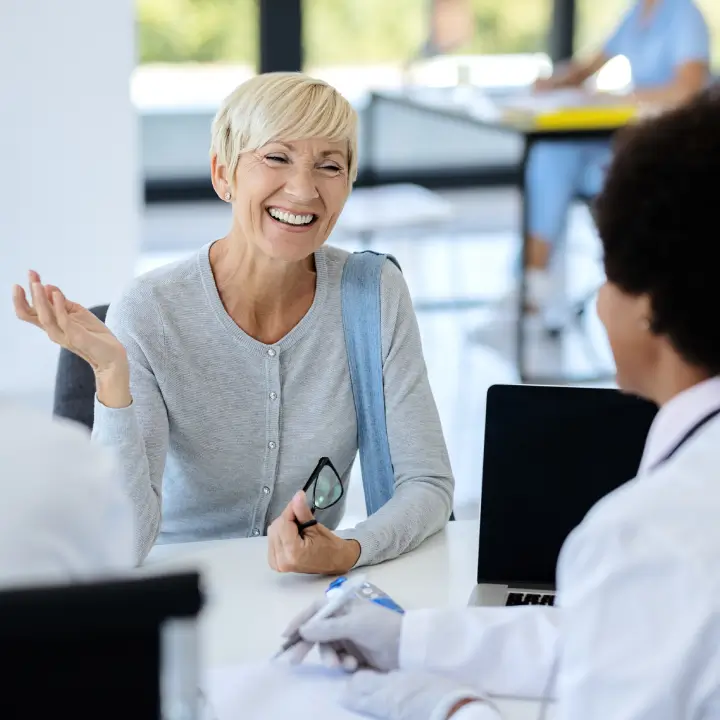 Mulher sendo atendida por médicos