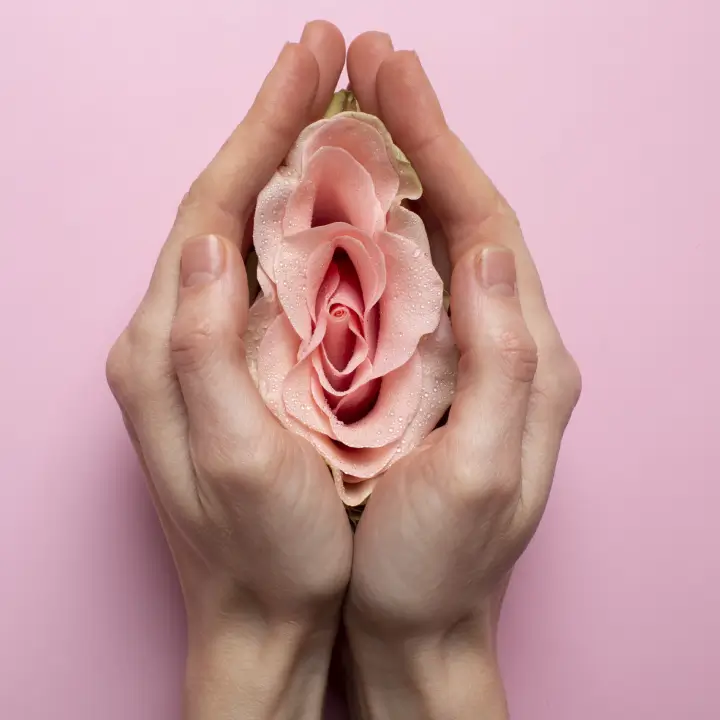 Uma mulher segurando flores para simular a fase reprodutiva